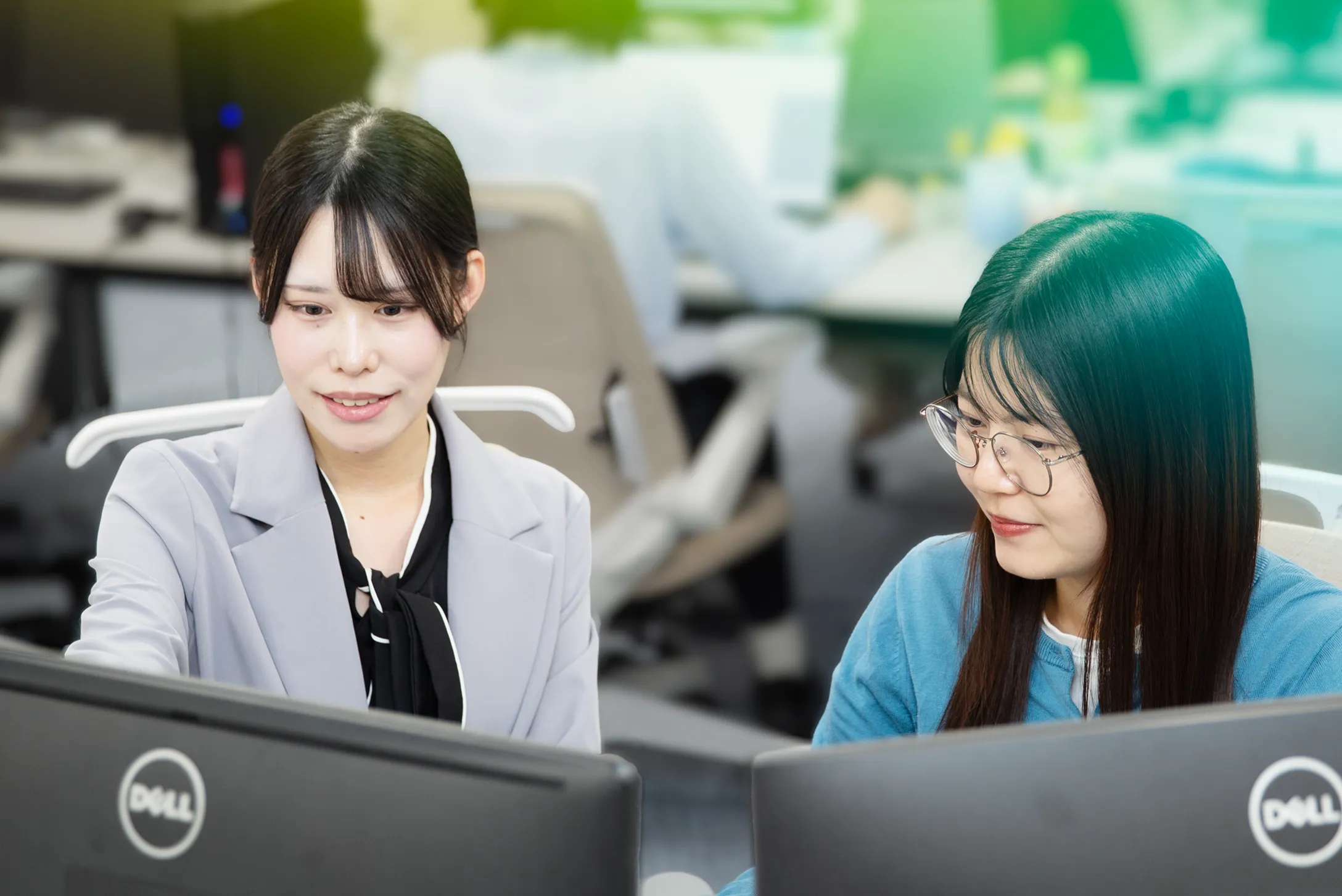 オフィスで対話する社員